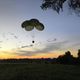 Imagem - Aviões da FAB lançam mantimentos de paraquedas em áreas isoladas do RS