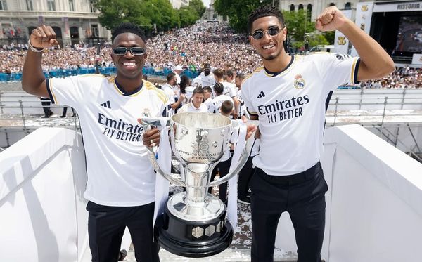 Vini Jr e Bellingham na comemoração do título espanhol antecipado do Real Madrid