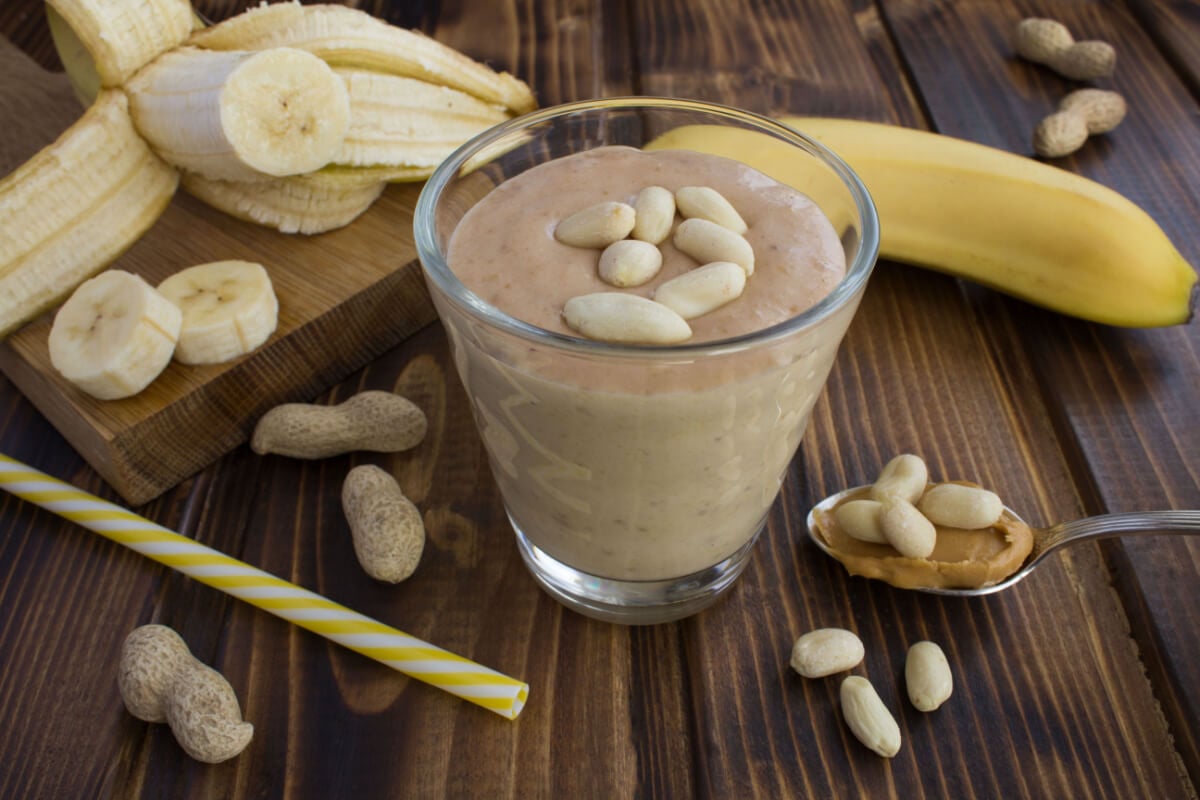 [Edicase]Vitamina de banana com pasta de amendoim (Imagem: Liudmyla Yaremenko | Shutterstock) por  