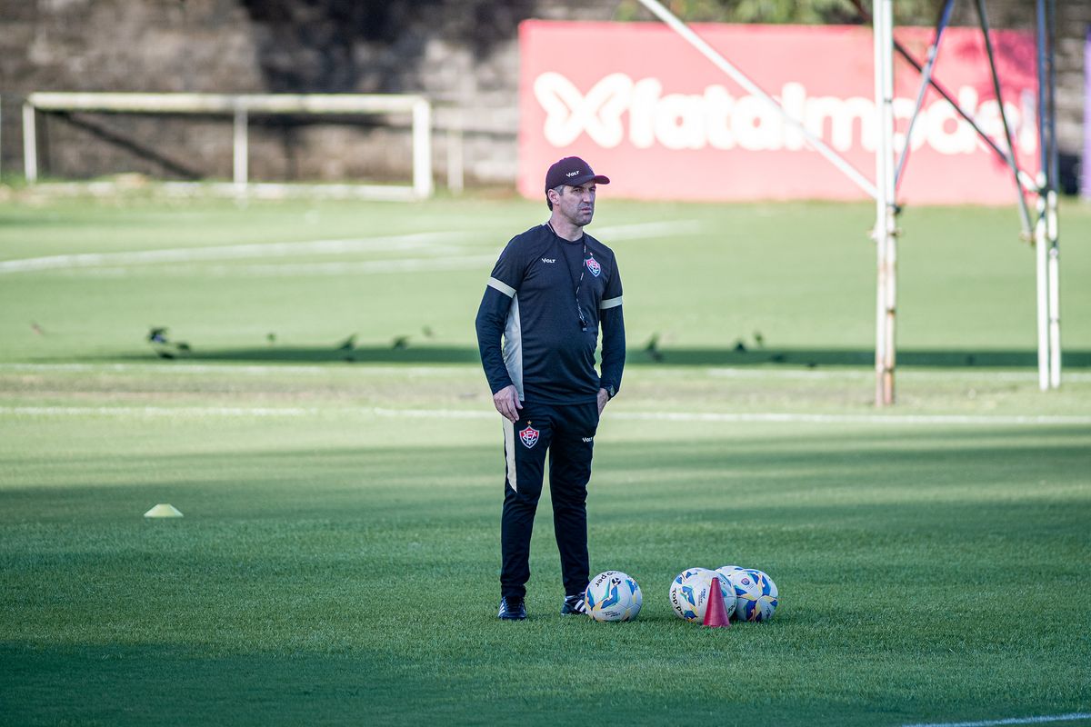 Técnico Léo Condé precisará ajustar a defesa do Vitória no Brasileirão