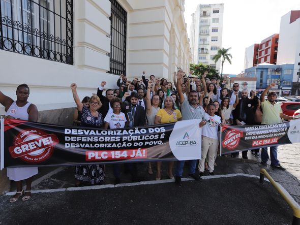 Imagem - Defensores públicos entram em greve e protestam em frente ao Fórum Ruy Barbosa
