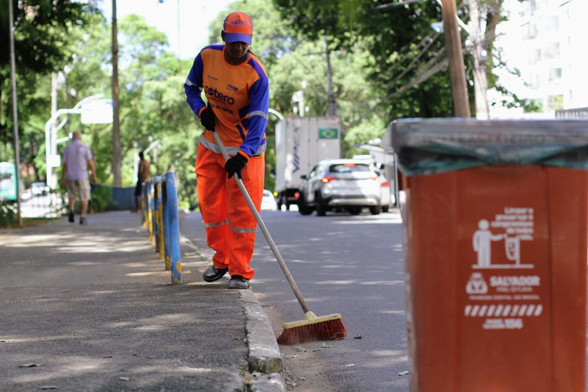 Cerca de 4 mil agentes atuam na limpeza urbana em Salvador