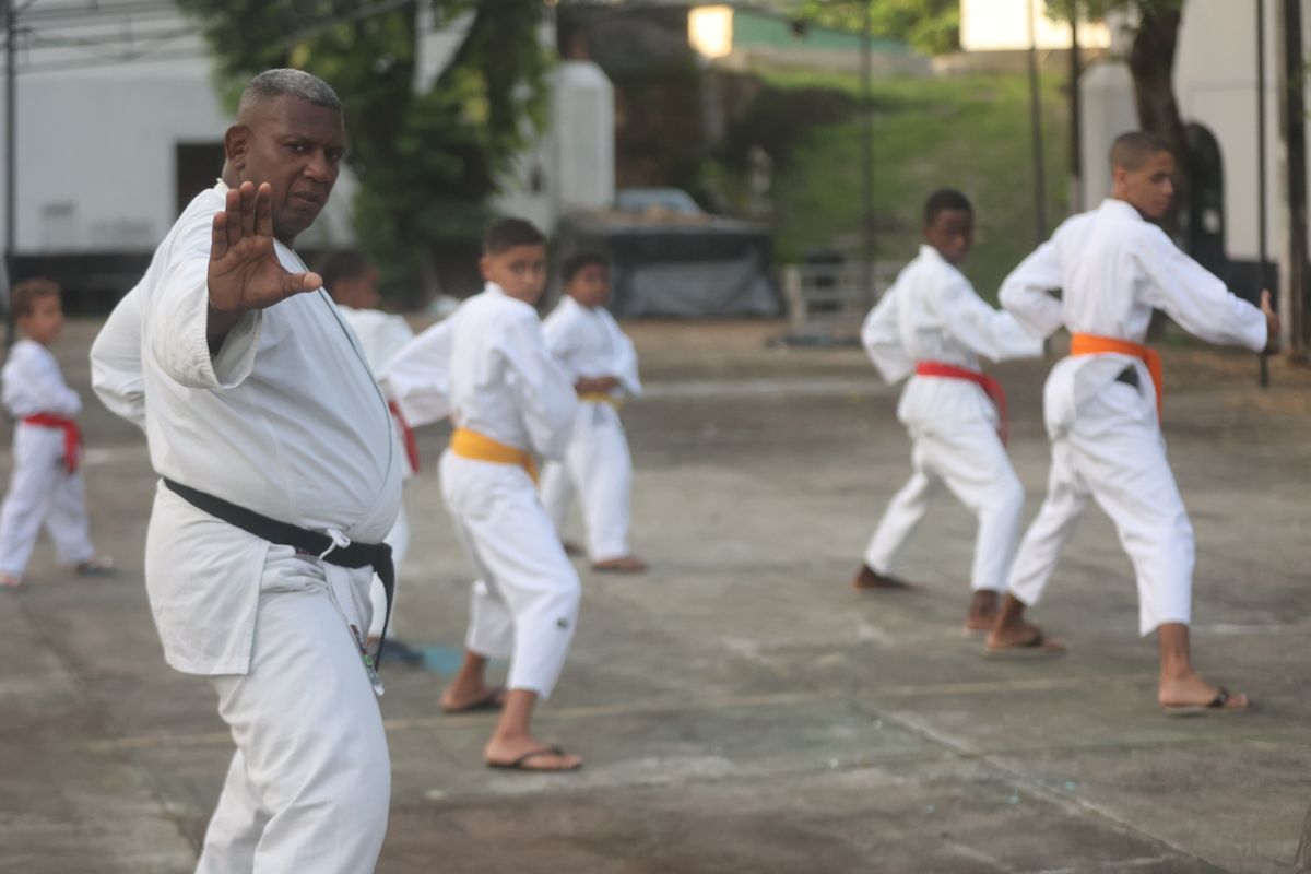 Ivan Fernandes, de 53 anos, dá aulas gratuitas de karatê no Forte há 14 anos