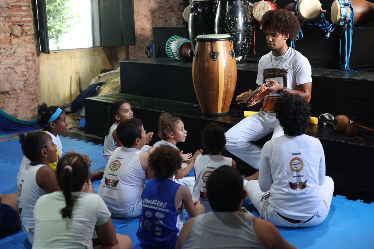 Vitor Santana oferece aulas gratuitas de capoeira para o projeto