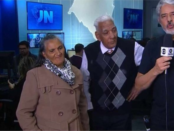 Imagem - William Bonner leva casal de idosos desabrigados para redação da Globo