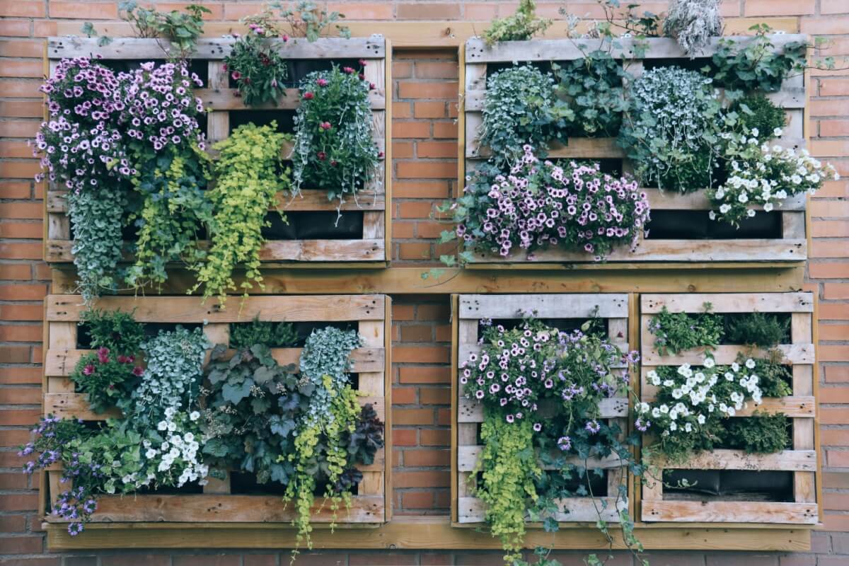 O jardim vertical traz mais vida para a decoração (Imagem: lulu and isabelle | Shutterstock) por  