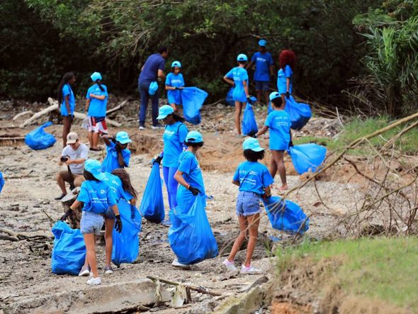Imagem - Prefeitura realiza mutirão de limpeza com crianças na praia do Tubarão em Salvador