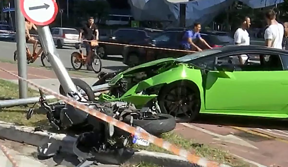 Lamborghini ficou com a carroceria destruída