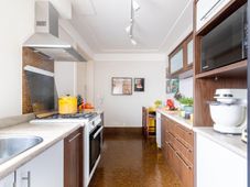 Imagem - Adeus, ilha na cozinha: a tendência mais barata e adaptável às casas brasileiras e que está dominando os projetos em 2026