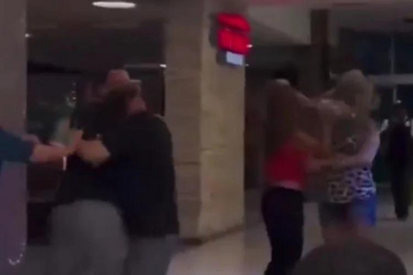 Briga entre o grupo teria sido causada após desentendimento devido a uma máquina de bichinhos de pelúcia