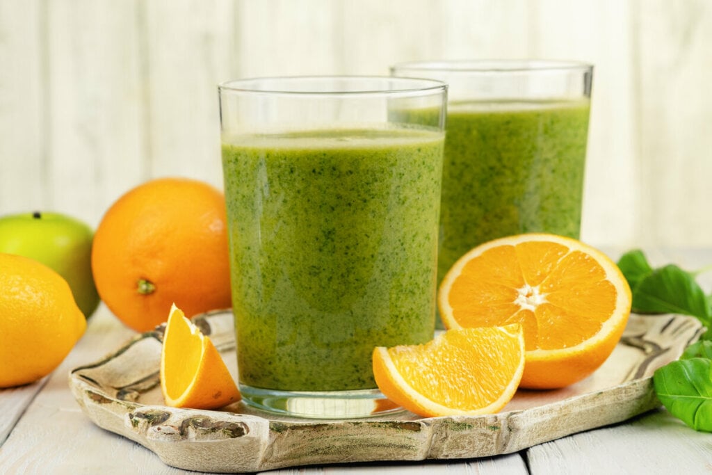 [Edicase]Suco de couve com laranja (Imagem: Fischeron | Shutterstock) por  