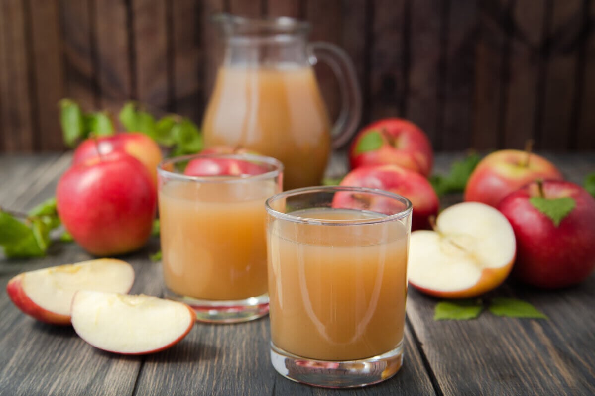 [Edicase]Suco de maçã com gengibre (Imagem: Drakonyashka | Shutterstock) por  