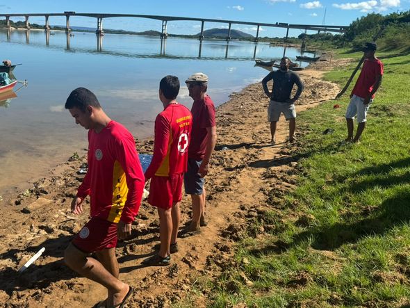 Imagem - Bombeiros recuperam corpo no Rio São Francisco