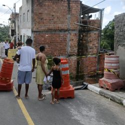 Imagem - Desabamento de prédio deixou nove famílias sem casa em Lauro de Freitas