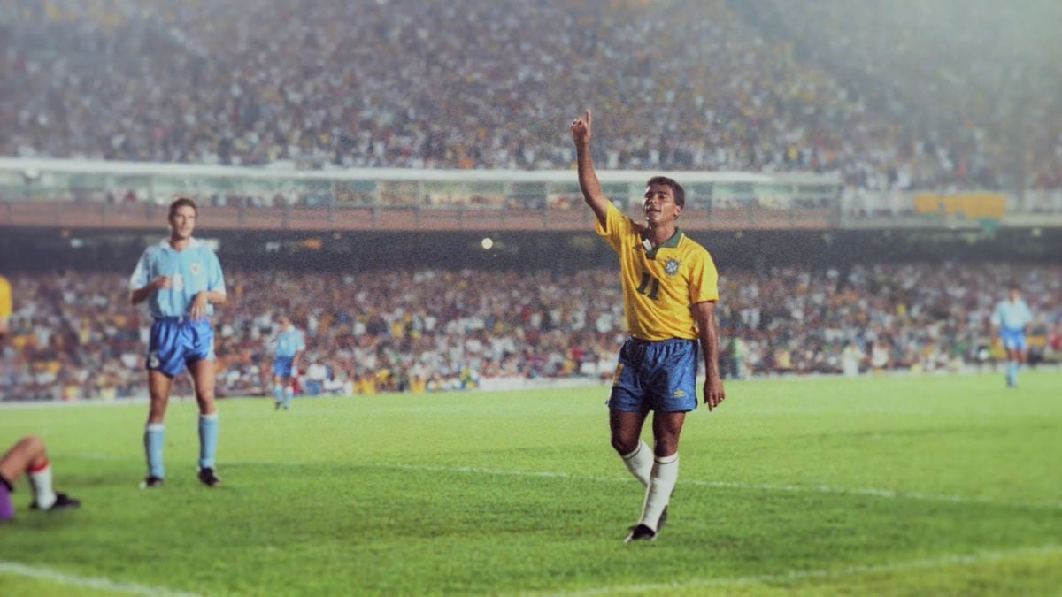 Romário comemora gol no Maracanã, em jogo contra o Uruguai pelas eliminatórias de 1994. Aquela noite foi uma das mais inspiradas da carreira do Baixinho