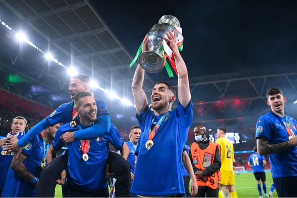 Jorginho celebra conquista da Eurocopa pela Itália e em 