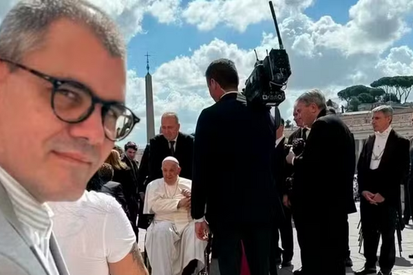 Juliano Cazarré conhece Papa Francisco