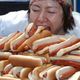 Imagem - Recordista mundial que já comeu 110 cachorros-quentes em 10 minutos se aposenta após perder a fome