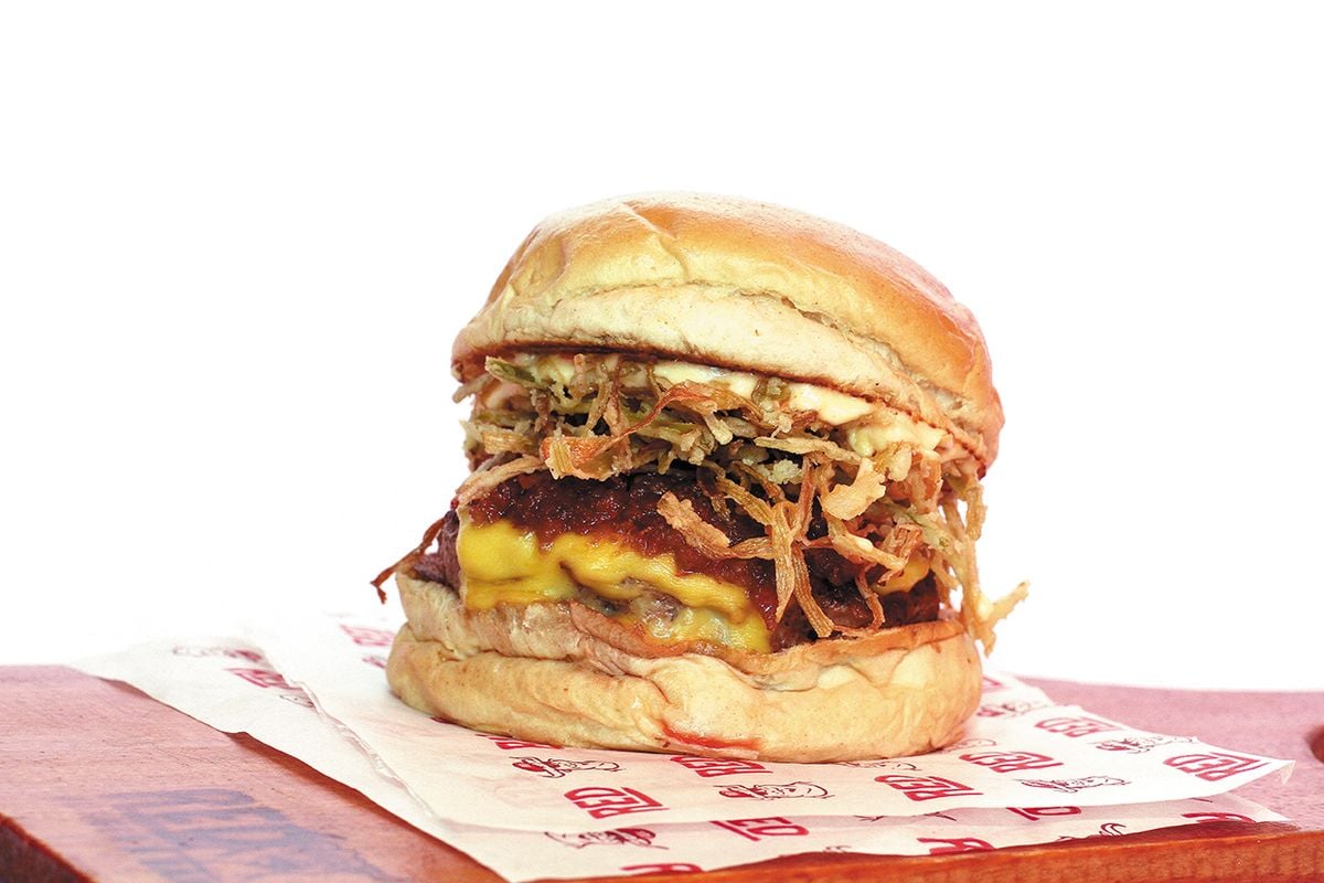 O melhor hambúrguer delivery de Salvador de 2024 da Red Burger: pão, carne, queijo, molho e crocância.