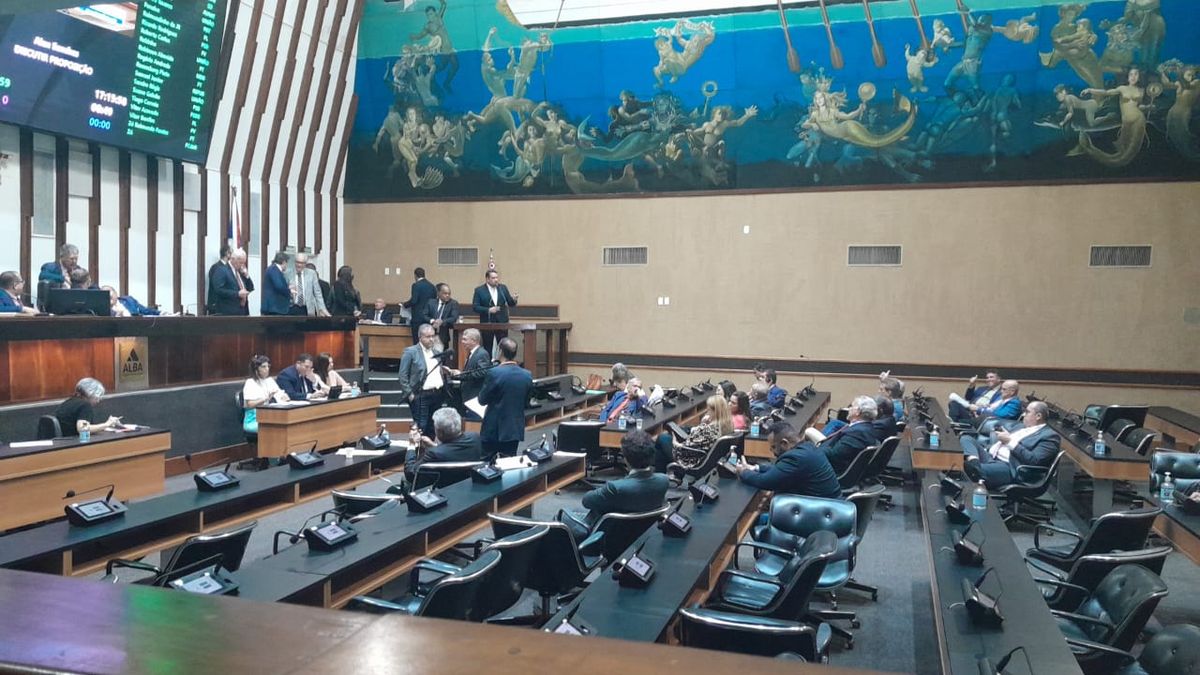 Plenário da Alba durante votação do reajuste 