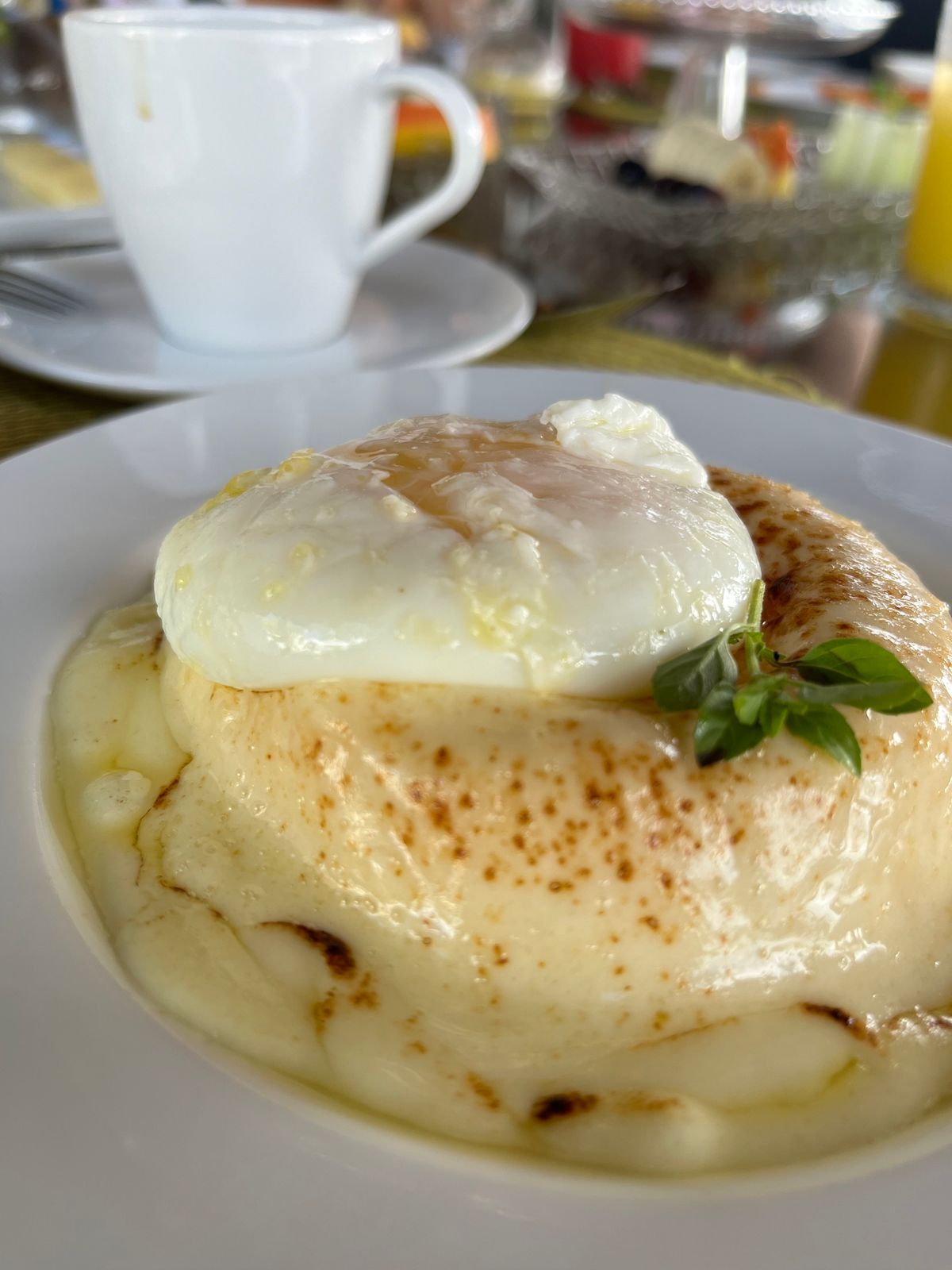 Cuscuz de milho com queijo mussarela maçaricado acompanhado de ovo poché no Santa Aldeia Hotel (incluso na diária)