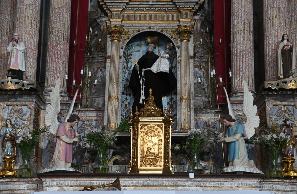 Altar da paróquia Santo Antônio Além do Carmo