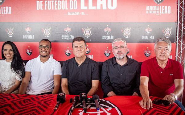 Fábio Mota (ao centro) em entrevista coletiva durante a inauguração da nova Academia de Futebol do clube