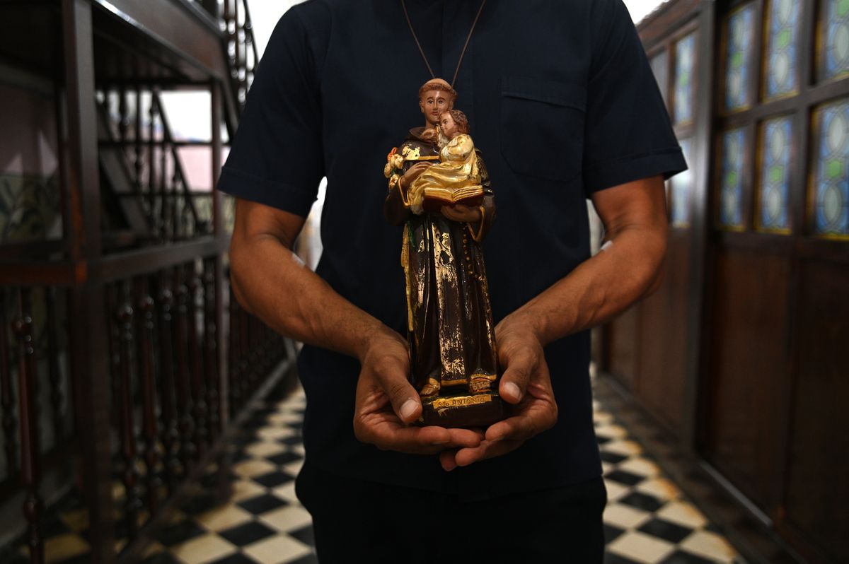 Padre Jailson de Jesus segurando imagem de Santo Antônio