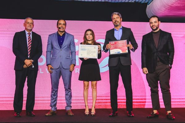 Da esq. para a dir., o presidente da Saltur, Isaac Edington, o prefeito Bruno Reis, a diretora do CORREIO, Renata de Magalhães Correia, o diretor da Solví, Ângelo Castro e o diretor de Conteúdo do Alô Alô Bahia, Rafael Freitas