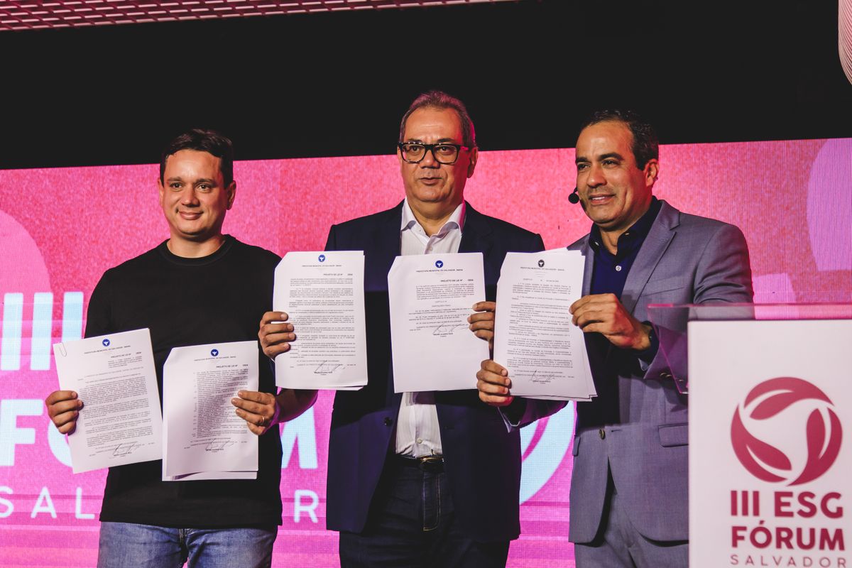 Da esq. para a dir., o vereador André Fraga (PV) e o presidente da Câmara Municipal de Salvador, Carlos Muniz (PSDB)