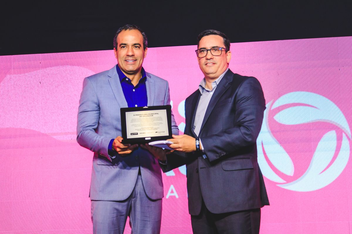 O presidente da Neoenergia Coelba, Thiago Guth, entrega placa ao prefeito Bruno Reis em razão das parcerias pela cidade