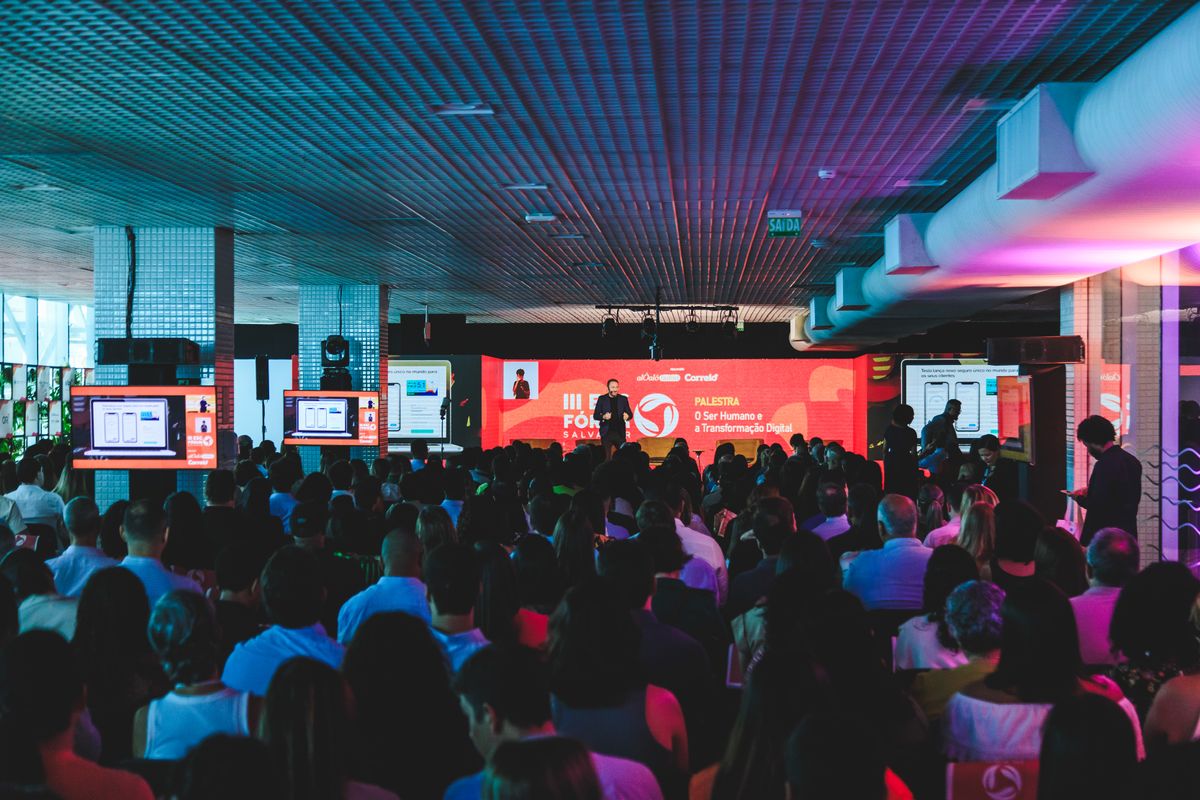 Público atento à palestra