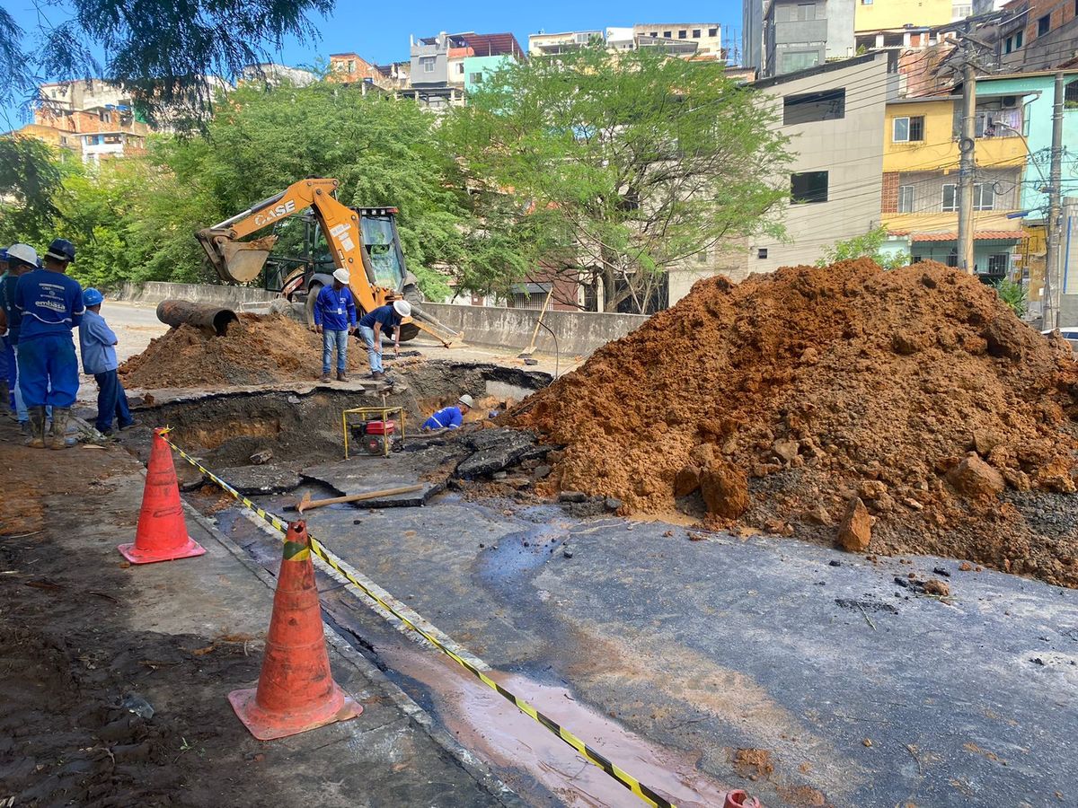 Rompimento fez com que uma cratera se abrisse na Via Expressa