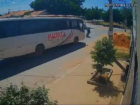 Imagem - Câmera de segurança flagra acidente entre moto e ônibus que deixou adolescente ferido