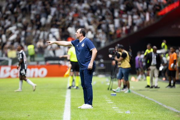 Rogério Ceni comemorou o desempenho do time após o empate contra o Atlético-MG