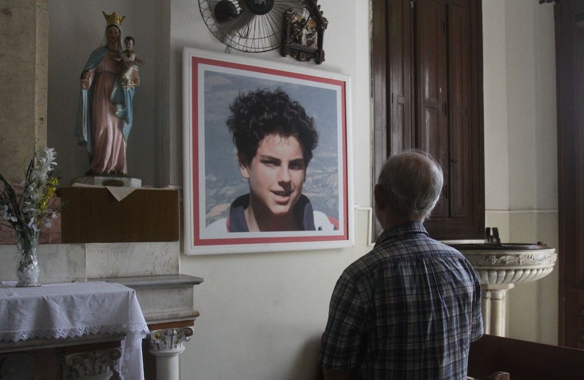 A foto de Carlo Acutis está sendo exibida na Igreja de São Pedro
