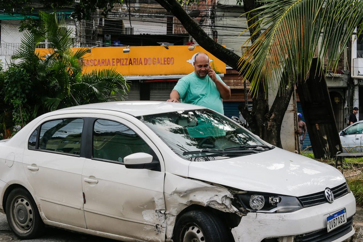 Albérico Almeida ao lado do veículo após o acidente