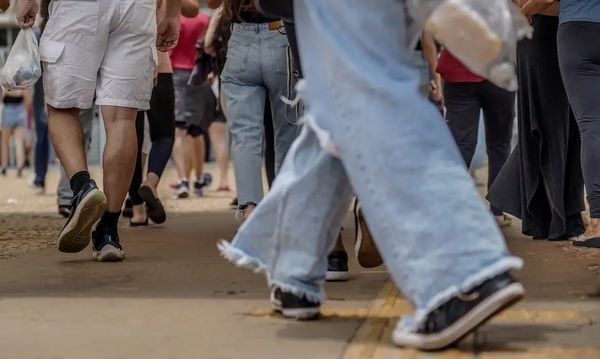 Candidatos chegam para fazer a segunda etapa da prova do Enem 2023, na UNIP em Brasília