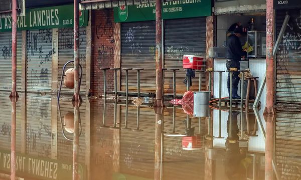 Comerciantes retiram entulho e limpam lojas para retomar os negócios no Centro Histórico de Porto Alegre