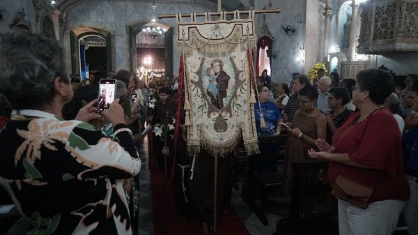 Os devotos de Santo Antônio Além do Carmo, no Centro Histórico, estão em festa por conta do trezenário e da data do santo