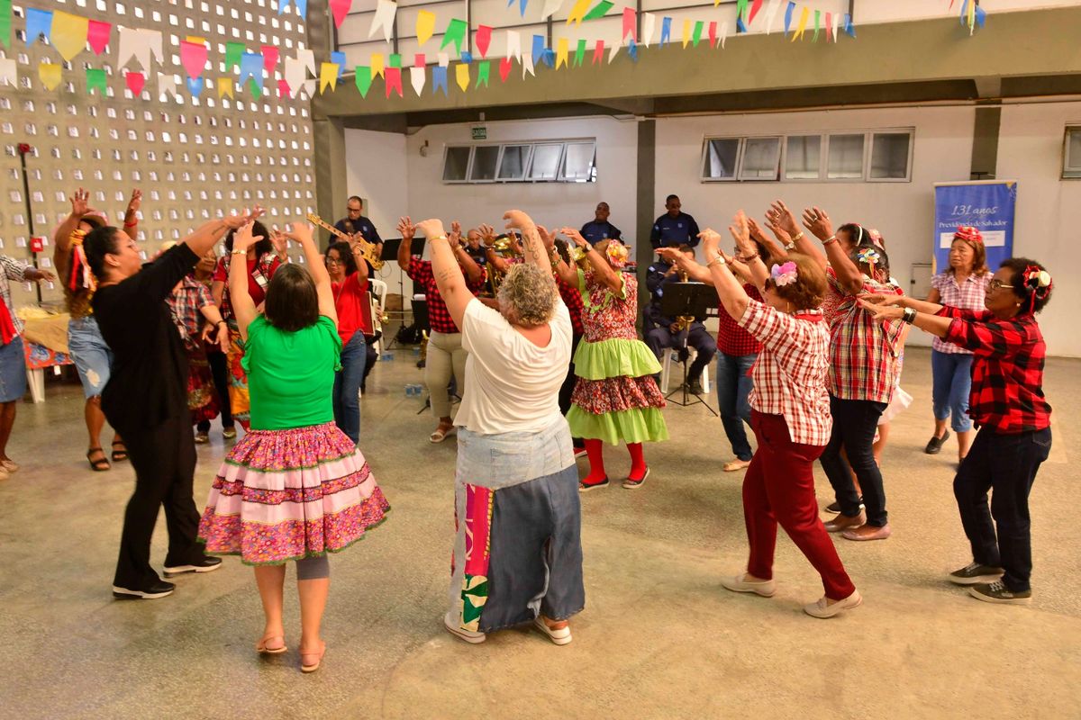 Os idosos se juntaram para festejar durante o arraiá