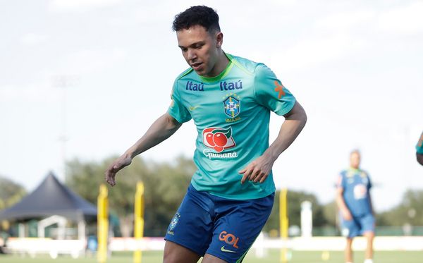 Pepê, jogador do Porto, em treino da Seleção Brasileira