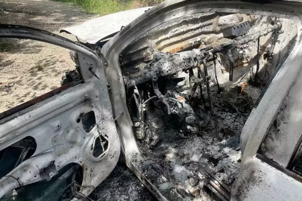 Carro incendiado durante crime