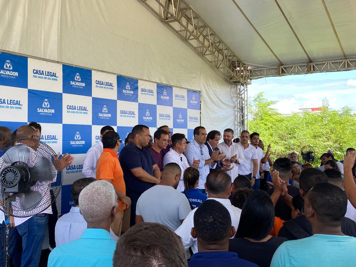 Entrega de títulos de propriedade a moradores do Bairro da Paz