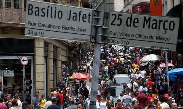 Movimento na Ladeira Porto Geral com a Rua 25 de Março, em São Paulo