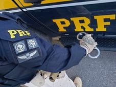 Imagem - PRF apreende 65.500 maços de cigarros contrabandeados após perseguição policial