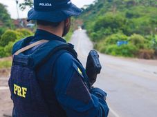 Imagem - Trecho da BR-242 na Bahia é interditado após acidente com três carretas e um carro