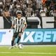 Imagem - Botafogo desperdiça muitas chances, mas bate o Fluminense e dorme na liderança
