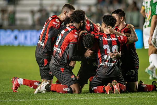 Vitória comemorando gol marcado contra o Juventude