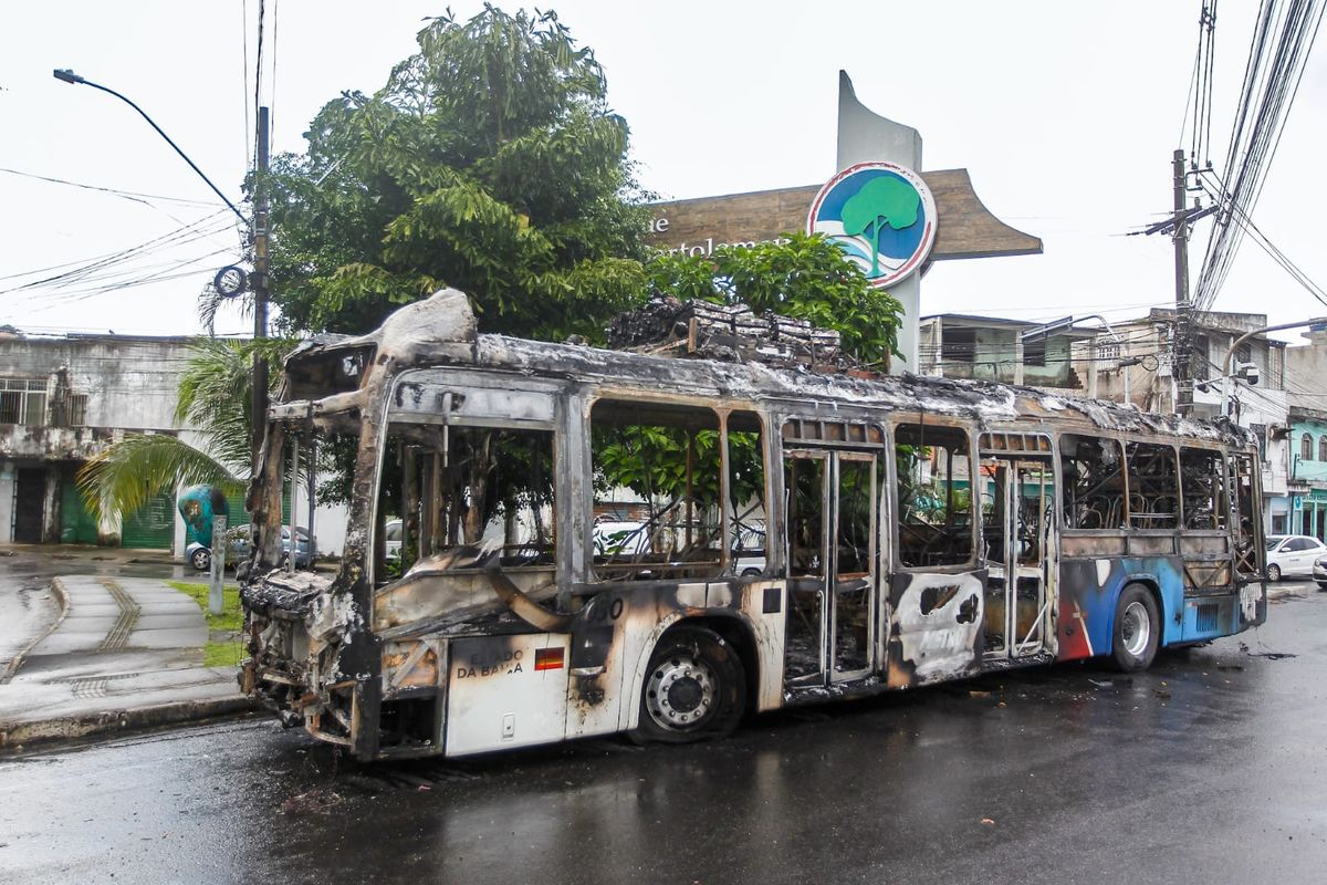 Ônibus foi destruído por incêndio na Avenida Suburbana